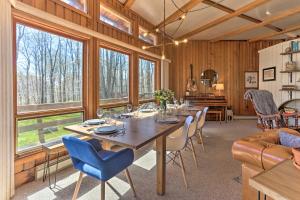 - une salle à manger avec une table, des chaises et des fenêtres dans l'établissement Family Home with Deck, Walk to Big Bass Lake!, à Gouldsboro
