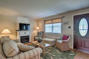 sala de estar con sofá, sillas y puerta en Charming Painter Home with Chesapeake Bay Views en Exmore