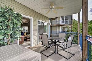 Balkonas arba terasa apgyvendinimo įstaigoje Waterfront Lake Ozark Condo with Deck and Pools