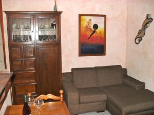 ein Wohnzimmer mit einem Sofa und einem Tisch in der Unterkunft Affittacamere Casa Sofia in Anghiari