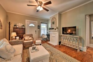 sala de estar con sofá y TV en Mt Holly Cottage, Near Ntl Whitewater Center, en Mount Holly