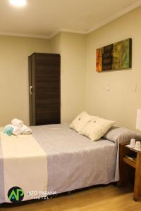 Säng eller sängar i ett rum på Hotel Alto Parana