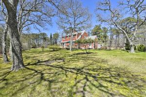 Κήπος έξω από το Peaceful Chilmark Farmhouse by Menemsha Beach
