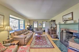 Χώρος καθιστικού στο Peaceful Chilmark Farmhouse by Menemsha Beach