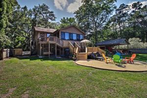 Κήπος έξω από το Waterfront Midway Home with Sunroom and Large Yard