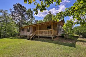Gallery image of Secluded Cabin with Pond - 37 Mi to Gulf Coast! in Wiggins