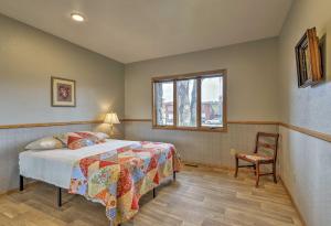 A bed or beds in a room at Spacious Home 10 Minutes to Ten Sleep Canyon!