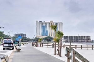 Фотография из галереи Gulfport Home with Deck and Grill, Walk to Beach! в городе Галфпорт
