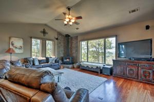 Setusvæði á Large Ruidoso Home with Stunning Views and Hot Tub!