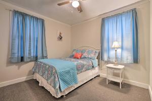 Imagen de la galería de Gulfport Home with Deck and Grill, Walk to Beach!, en Gulfport