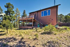 En trädgård utanför Large Ruidoso Home with Stunning Views and Hot Tub