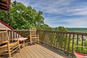 Burkesville Apt with Deck, Views and Pool Access!
