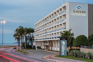 ein Hotelgebäude mit einem Schild davor in der Unterkunft Slaviero Baia Norte Florianópolis in Florianópolis