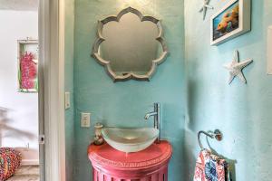Ένα μπάνιο στο Walk to Ocean North Myrtle Beach Townhome! +18 φωτογραφίες