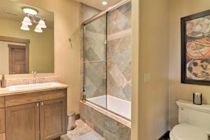 Koupelna v ubytování Downtown Condo Near Whitefish Resort and Lake! + 17 fotografií