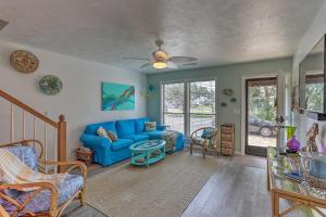 sala de estar con sofá azul y sillas en North Myrtle Beach Townhome, 1 Block to Ocean! en Myrtle Beach