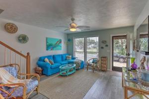 Χώρος καθιστικού στο Walk to Ocean North Myrtle Beach Townhome!
