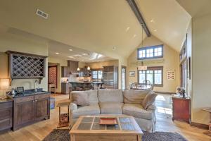 Posezení v ubytování Downtown Condo Near Whitefish Resort and Lake!