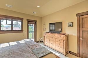 TV a/nebo společenská místnost v ubytování Downtown Condo Near Whitefish Resort and Lake!