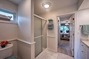 La salle de bains est pourvue d'une douche à l'italienne à côté d'une fenêtre. dans l'établissement 9 Mi to Midtown Harrisburg Cottage with Deck, à Harrisburg 16 autres photos