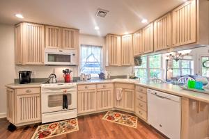 Fotografie z fotogalerie ubytování 9 Mi to Midtown Harrisburg Cottage with Deck v destinaci Harrisburg