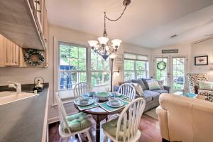 une cuisine et un salon avec une table et des chaises dans l'établissement 9 Mi to Midtown Harrisburg Cottage with Deck, à Harrisburg
