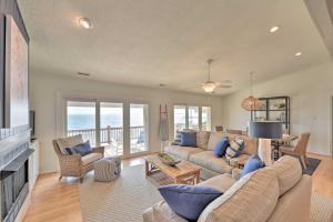 sala de estar con sofá, sillas y mesa en Waterfront Harkers Island Home Sunset View and Dock, en Harkers Island