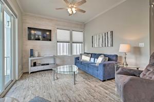 - un salon avec un canapé bleu et une table dans l'établissement Cottage with Shared Pool, 2-Block Walk to Beach!, à Gulf Shores