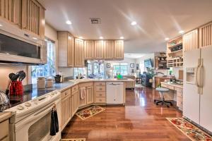 Fotografie z fotogalerie ubytování 9 Mi to Midtown Harrisburg Cottage with Deck v destinaci Harrisburg + 16 fotografií