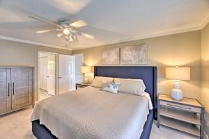 Ένα ή περισσότερα κρεβάτια σε δωμάτιο στο Waterfront Harkers Island Home Sunset View and Dock