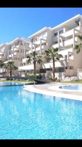 una grande piscina di fronte a un grande condominio di Fabulous Apartment with large pool near beach a Denia