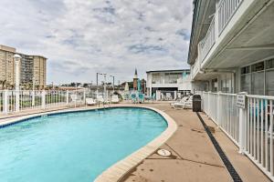 une piscine sur le côté d'un immeuble dans l'établissement Virginia Beach Studio with Balcony and Pool View!, à Virginia Beach