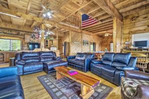 Gallery image of Spacious Cabin on Dale Hollow Lake with Hot Tub! in Albany