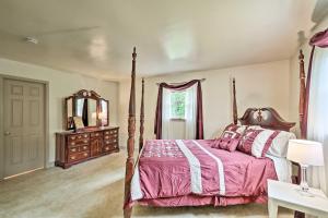 New HollandにあるFamily Home with WiFi, 14 Mi to Dutch Wonderland!のベッドルーム(天蓋付きベッド1台、鏡付)