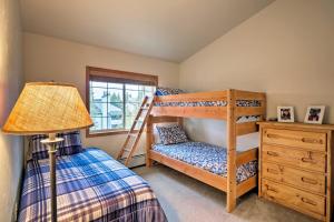 Poschodová posteľ alebo postele v izbe v ubytovaní Condo with Mtn View, Less Than 1 Mi to Steamboat Resort!