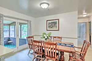 New HollandにあるFamily Home with WiFi, 14 Mi to Dutch Wonderland!のテーブルと椅子のあるダイニングルーム +18枚の写真