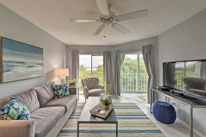 TV/trung tâm giải trí tại Walk to Manatee Public Beach Cozy Getaway!