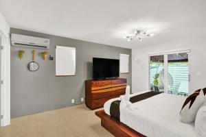 Μια τηλεόραση ή/και κέντρο ψυχαγωγίας στο Bright Beachside Getaway