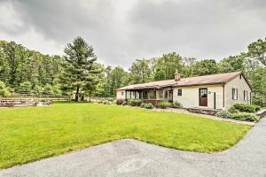 New HollandにあるFamily Home with WiFi, 14 Mi to Dutch Wonderland!の前に広い庭がある家