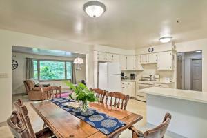 New HollandにあるFamily Home with WiFi, 14 Mi to Dutch Wonderland!のテーブルと椅子のあるキッチンとダイニングルーム
