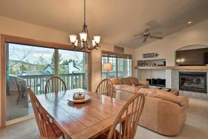 uma sala de estar com uma mesa de madeira e um sofá em Condo with Mtn View, Less Than 1 Mi to Steamboat Resort! em Steamboat Springs