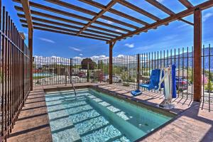 Der Swimmingpool an oder in der Nähe von Lake Chelan Condo with Resort Pool and Hot Tub!