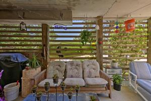 Ein Sitzbereich in der Unterkunft Nags Head Apt with Patio - half Mile Walk to Beach!