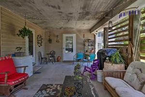 Ein Sitzbereich in der Unterkunft Nags Head Apt with Patio - half Mile Walk to Beach!