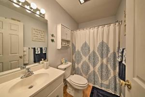 Vannituba majutusasutuses Nags Head Apt with Patio - half Mile Walk to Beach! +16 fotot