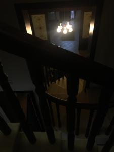 SurboにあるB&B La Stellaの階段とシャンデリアのある暗い部屋