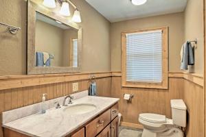 Ένα μπάνιο στο Guntersville Cabin with Lake Views! +18 φωτογραφίες