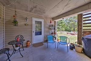 Ein Balkon oder eine Terrasse in der Unterkunft Nags Head Apt with Patio - half Mile Walk to Beach!