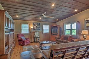een woonkamer met een bank en een tafel bij Guntersville Cabin with Views - Hike to Lake! in Guntersville