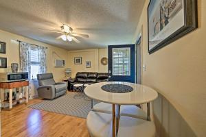 Ein Sitzbereich in der Unterkunft Nags Head Apt with Patio - half Mile Walk to Beach!